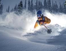 纳达尔连续十五场比赛得分超过比赛局势复杂，FPX不断突破！全场沸腾不已